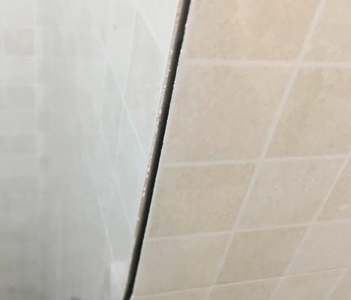 德化瓷砖空鼓维修公司分享阳台瓷砖脱落的修复过程可以分为以下几个步骤